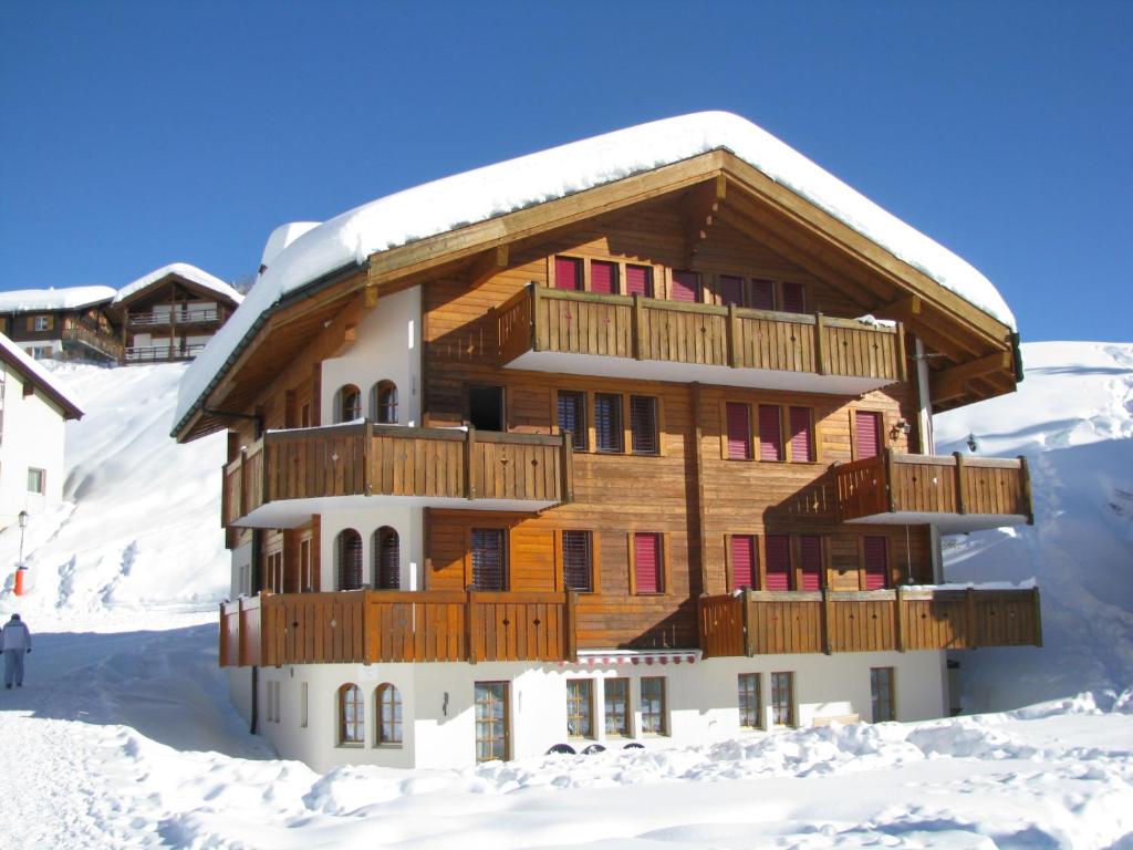 un bâtiment avec de la neige au-dessus dans l'établissement Haus Brunnen (Anton Karlen), à Riederalp