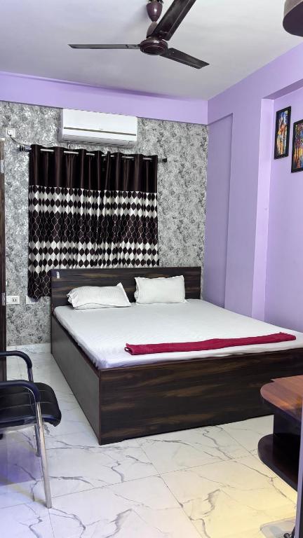 Postel nebo postele na pokoji v ubytování Garden Guest House 250m from VFS Global & Rene Tower , acropolis mall