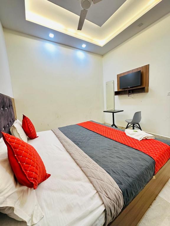Postel nebo postele na pokoji v ubytování hotel town kama palace
