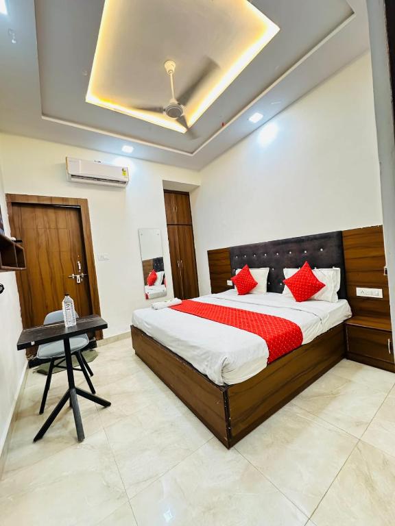 Postel nebo postele na pokoji v ubytování hotel town kama palace