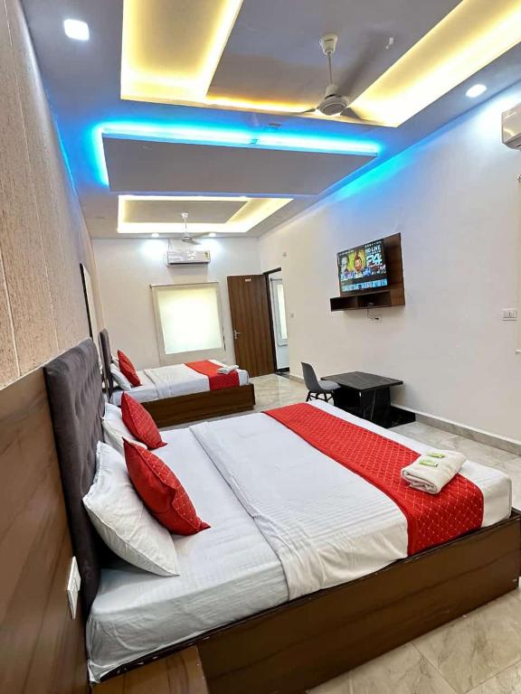 Postel nebo postele na pokoji v ubytování hotel town kama palace