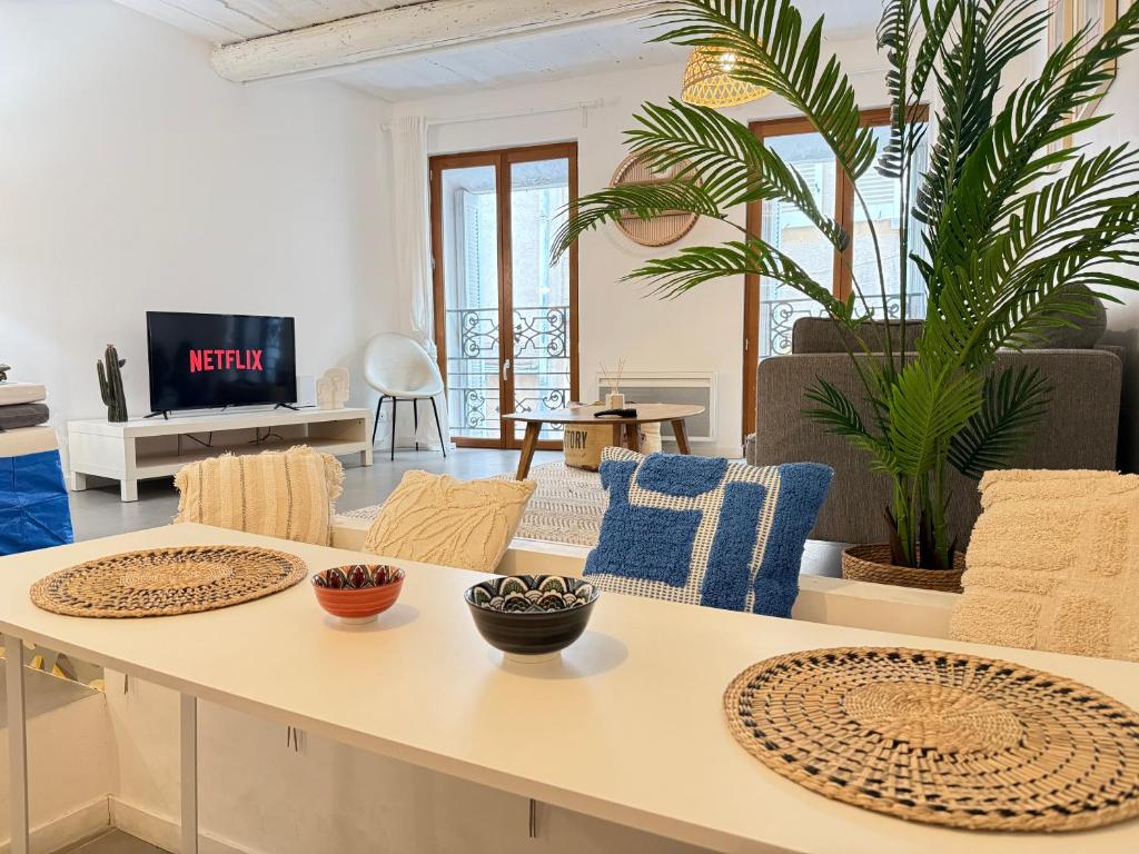 A television and/or entertainment centre at Chic et Cosy, Hyper centre