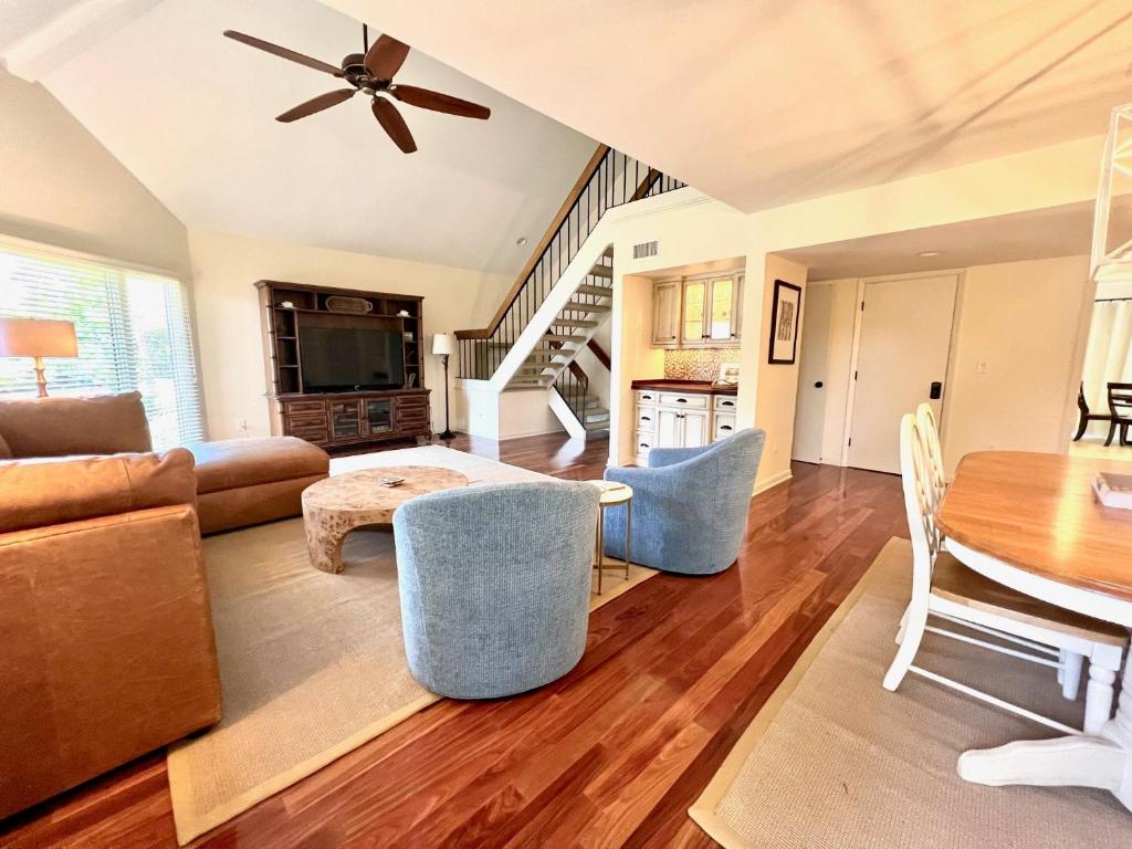 Posezení v ubytování Three Bedroom By Beach and Club Free Amenity Card 1827