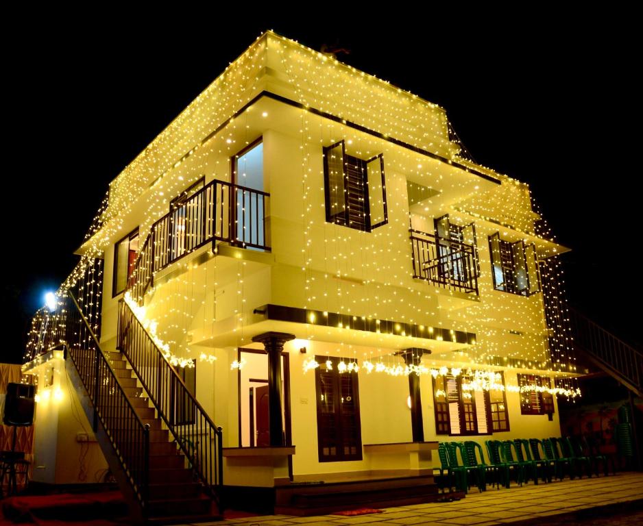 ElūrにあるWind Castleのクリスマス灯が付いた建物