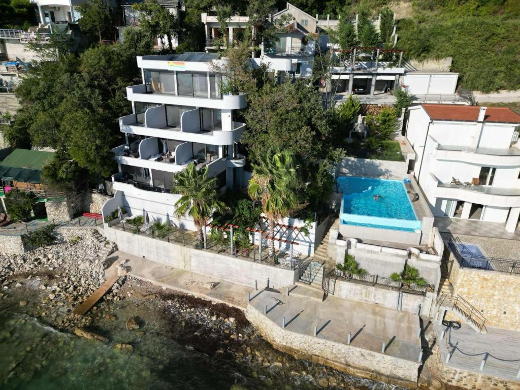 eine Luftaufnahme eines Hotels mit Swimmingpool in der Unterkunft ALOHA Beach front Vacation Rental in Ulcinj
