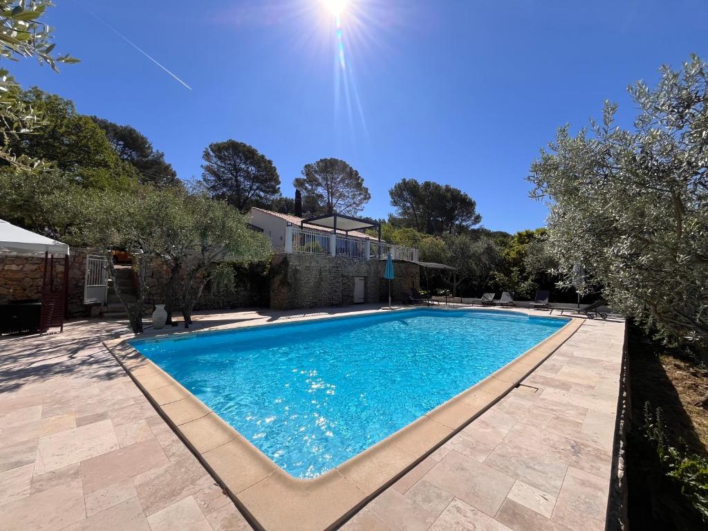 - une piscine dans l'arrière-cour d'une maison dans l'établissement Villa Reyntjes, à Lorgues