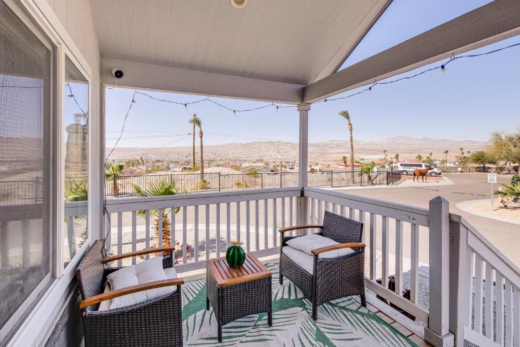 Un balcon sau o terasă la Bullhead City Vacation Rental with Resort Pool!