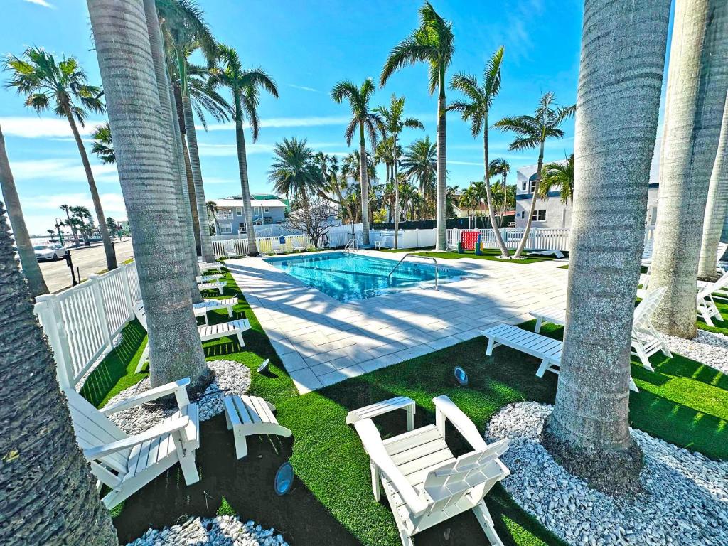 Bazén v ubytování La Tortuga Historic Pass A Grille St Pete Beach 15 nebo v jeho okolí