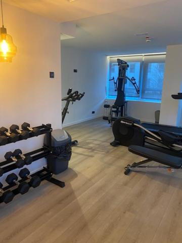 una habitación con un gimnasio con equipamiento de ejercicio. en Hotel Distrito Oeste, en San Sebastián