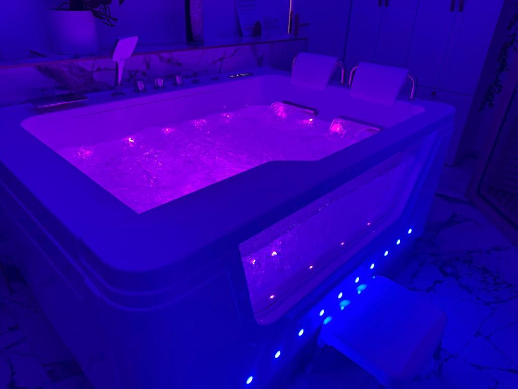 Φωτογραφία από το άλμπουμ του Loveroom de luxe avec jacuzzi sauna vapeur écran 300 cm στη Μετς