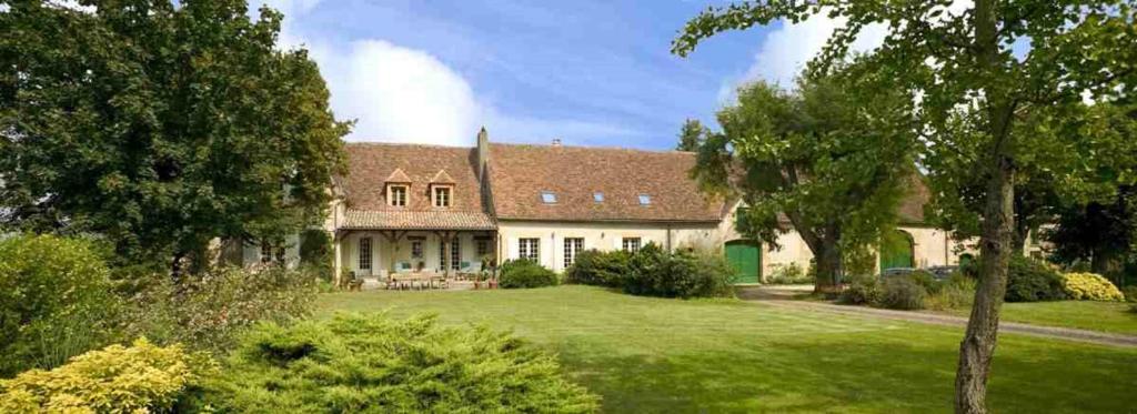 une grande maison avec une grande cour arborée dans l'établissement Domaine Maison Dodo, à Lamonzie-Saint-Martin