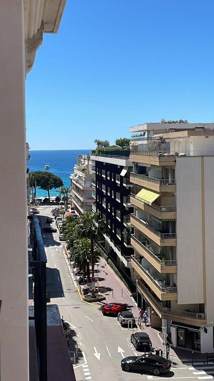 - une vue aérienne sur une rue de la ville avec des bâtiments et l'océan dans l'établissement Le Montana - Festival-Centre-VueMer-Clim-Wifi, à Cannes