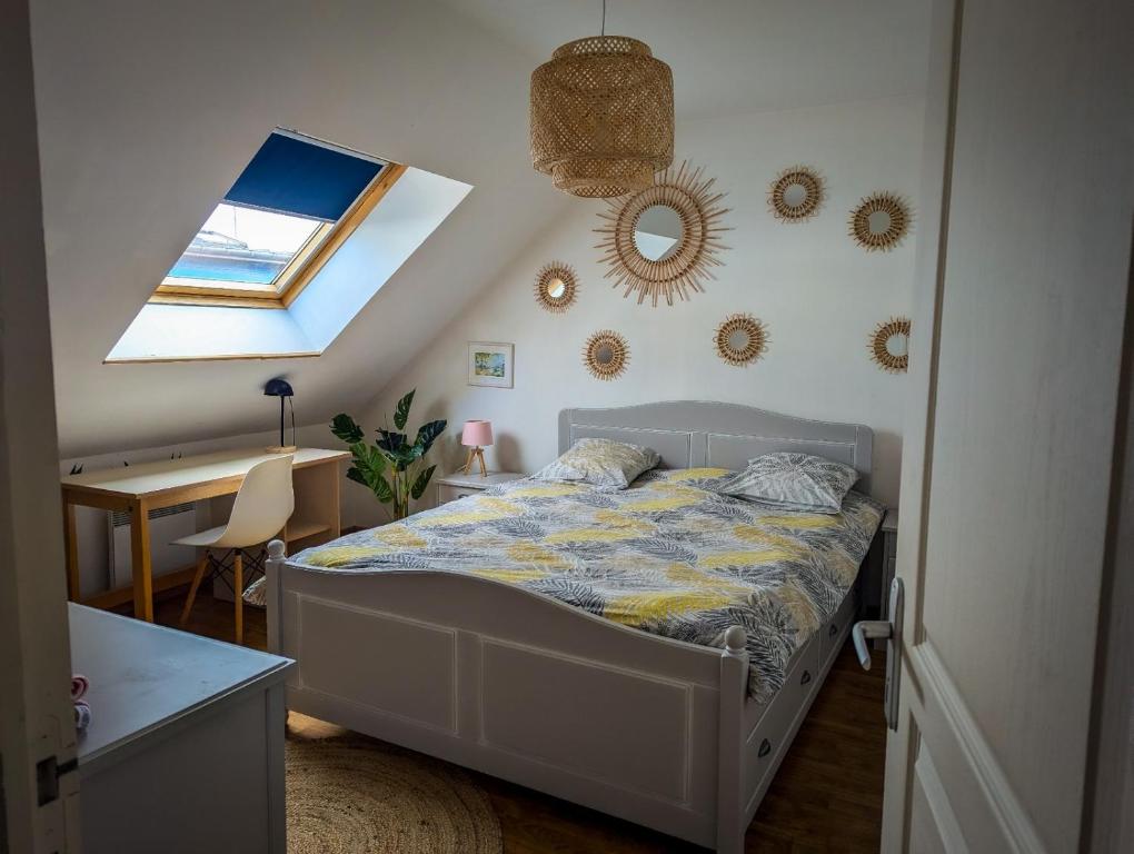 ein Schlafzimmer mit Bett, Schreibtisch und Fenster in der Unterkunft Escapade cotentine in Montmartin-sur-Mer