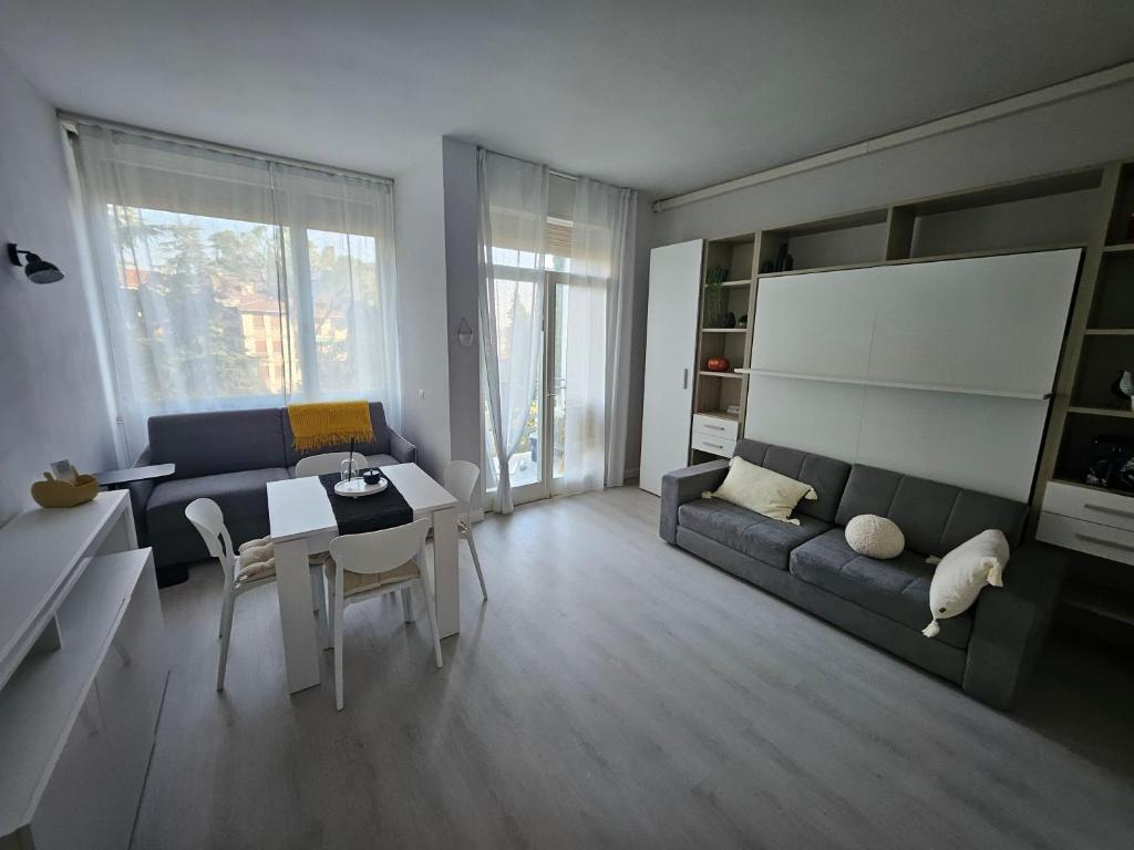 un soggiorno con un divano e un tavolo di Dani's Lakeside Apartment in Euroresidence a Garda