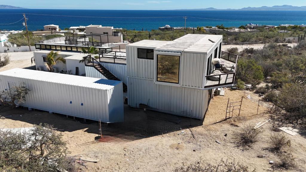 a white house with a view of the ocean at 20-30 Knots in El Sargento
