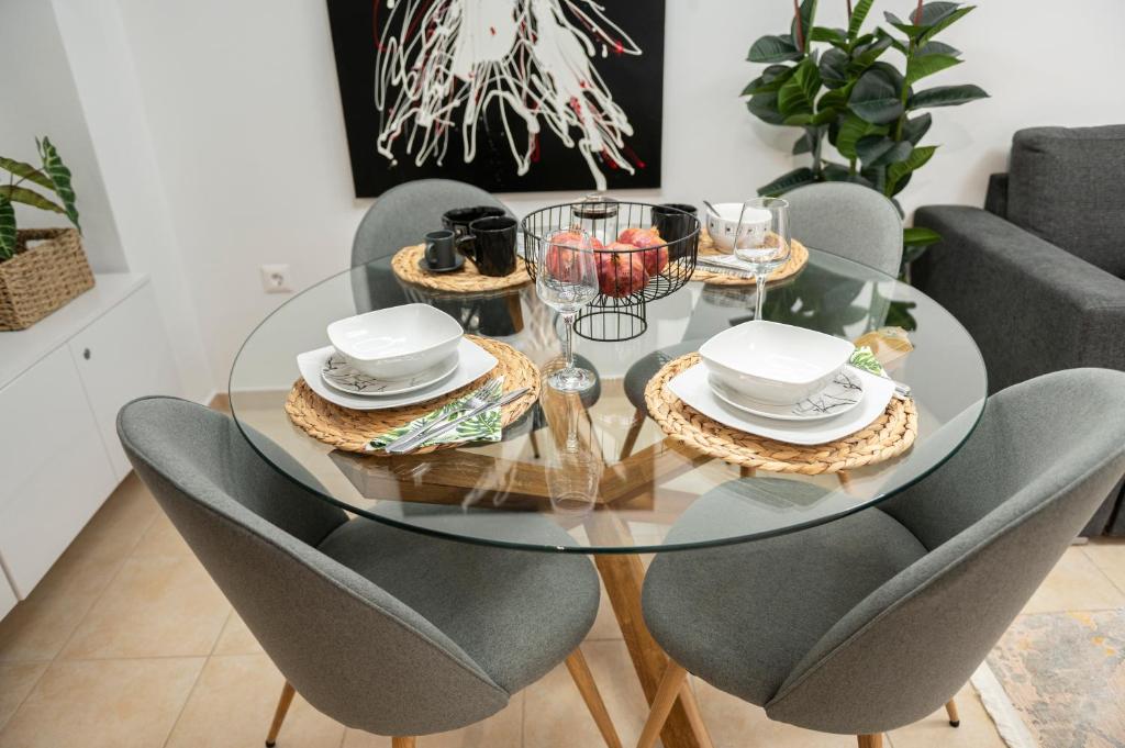 mesa de comedor con sillas y mesa de cristal en Best Point, en Alexandroupoli