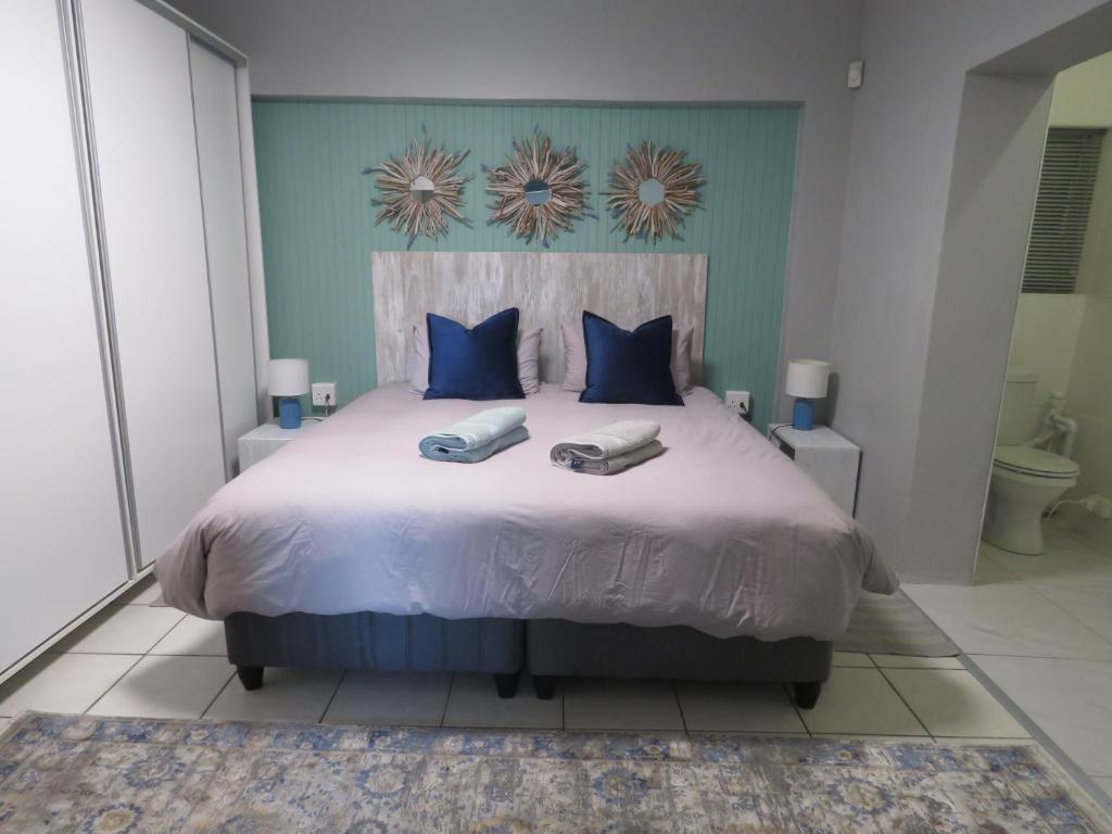 Postel nebo postele na pokoji v ubytování Destiny Jeffreys bay