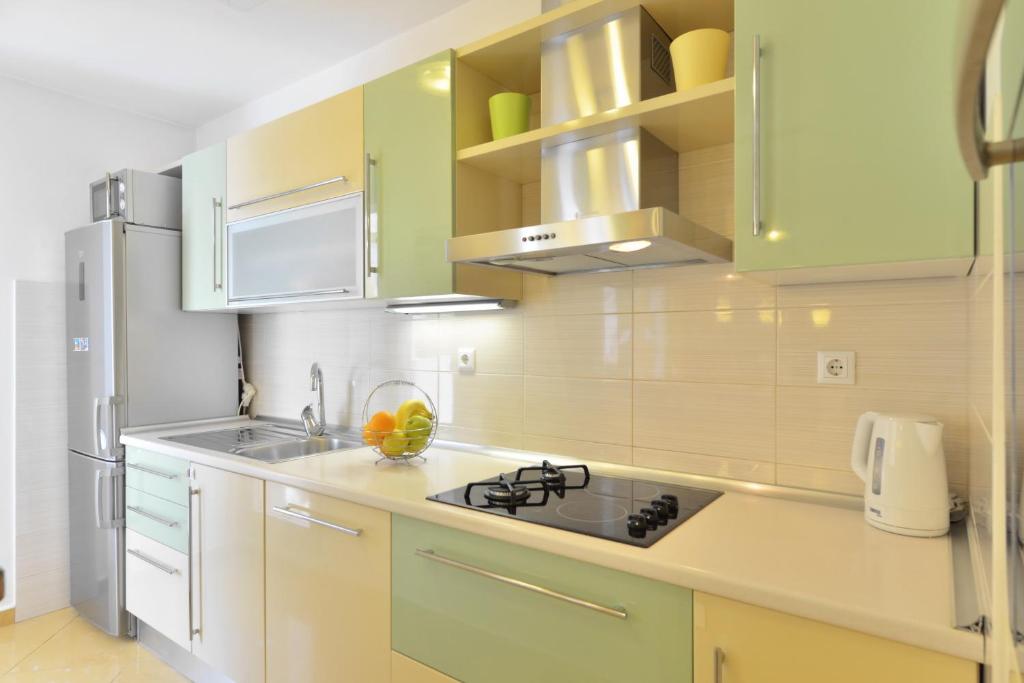 Kuchyňa alebo kuchynka v ubytovaní Cozy beach apartment Split
