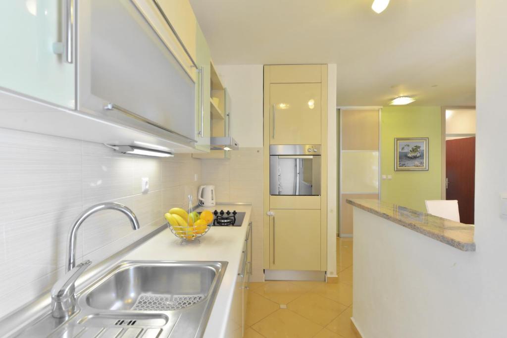 Kuchyňa alebo kuchynka v ubytovaní Cozy beach apartment Split