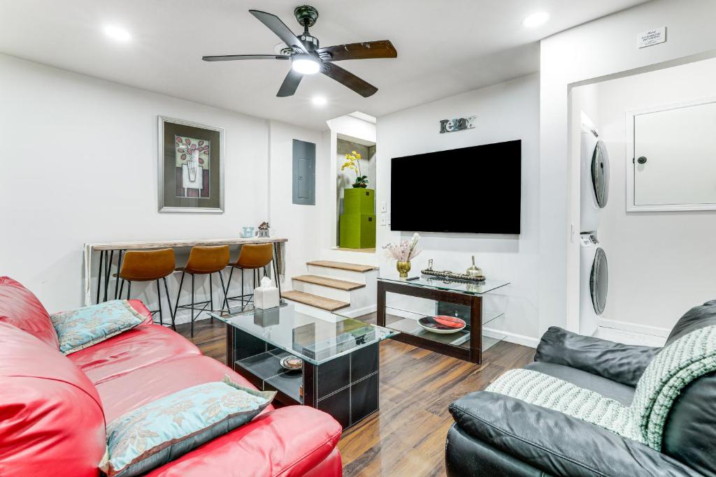 罗斯威尔11 Mi to Marietta Square Modern Apt with Yard!的客厅配有红色沙发和平面电视