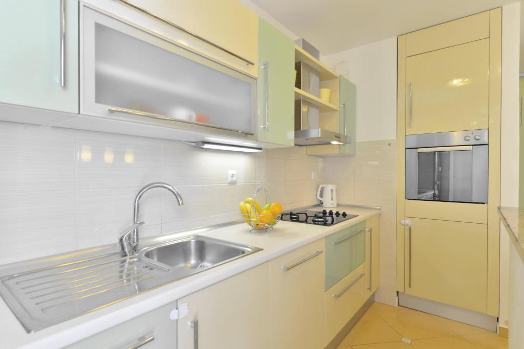 Kuchyňa alebo kuchynka v ubytovaní Cozy beach apartment Split