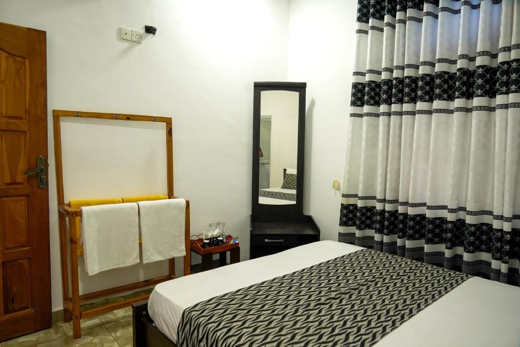 Postel nebo postele na pokoji v ubytování Blue Beach Hotel Trinco