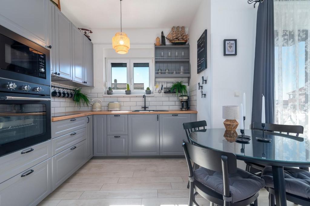 Kuchyňa alebo kuchynka v ubytovaní Apartman Špiro