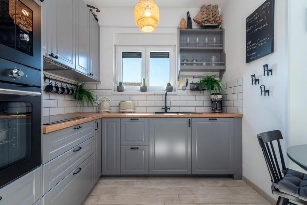 Kuchyňa alebo kuchynka v ubytovaní Apartman Špiro