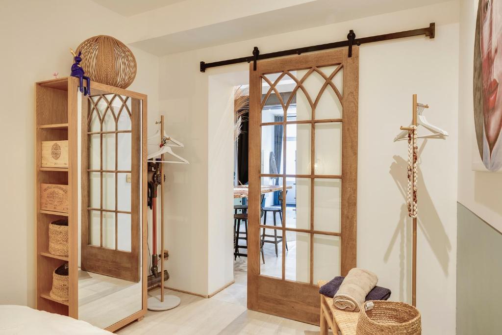 une chambre avec une porte s'ouvrant sur une pièce dans l'établissement Bohème eyes - Bordeauxlidays, à Bordeaux