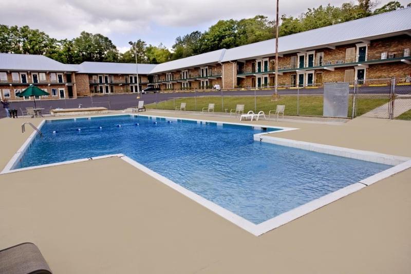 una grande piscina di fronte a un edificio di Extended Stay Suites Cookeville - Tennessee Tech a Cookeville