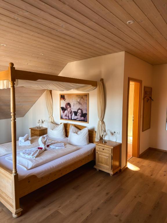 Postel nebo postele na pokoji v ubytování Gasthof Janser