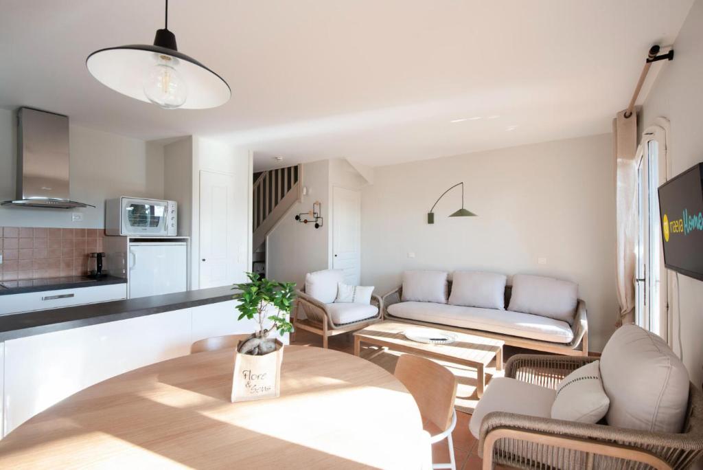 un salon avec un canapé et une table dans l'établissement Village Pont Royal en Provence - maeva Home - Maison climatisée 4 pièces 6 personnes - Sélection - super Home MAE-0411, à Mallemort