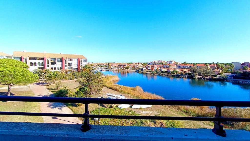 d'un balcon avec vue sur la rivière. dans l'établissement Appartement Barcarès piscine chauffée, au Barcarès