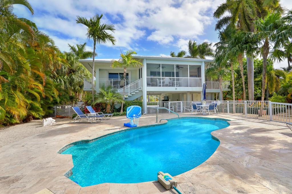 Πισίνα στο ή κοντά στο Waterfront Luxury Home with Pool and Boat Dock