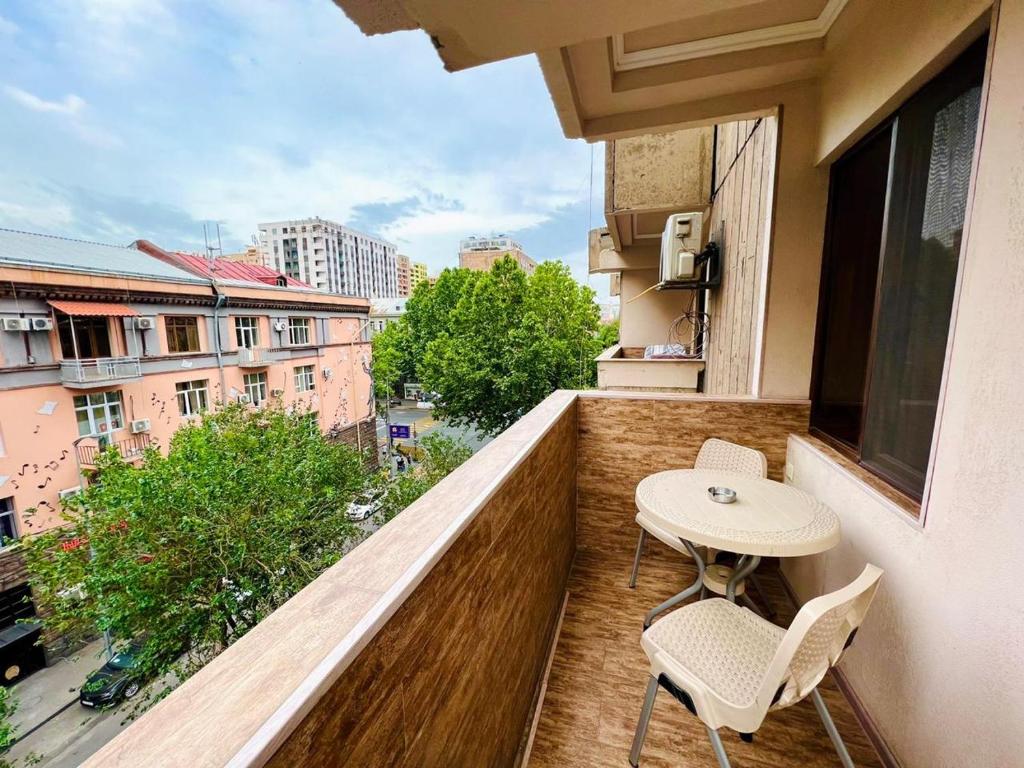 Appartement à deux chambres avec balcon