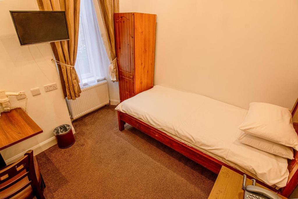 
Basic Single Room with Shared Bathroom
