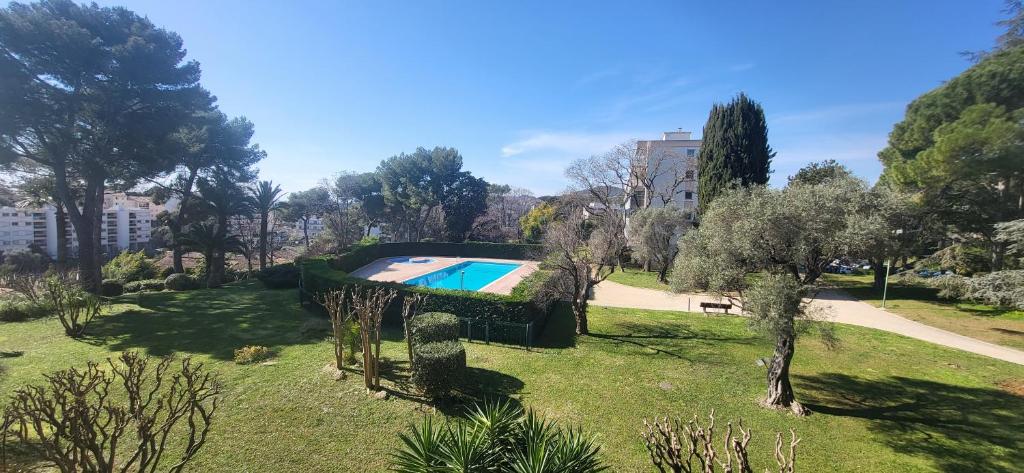 une image d'un parc avec une piscine dans l'établissement Superbe 3p piscine riviera and dolce vita, à Antibes