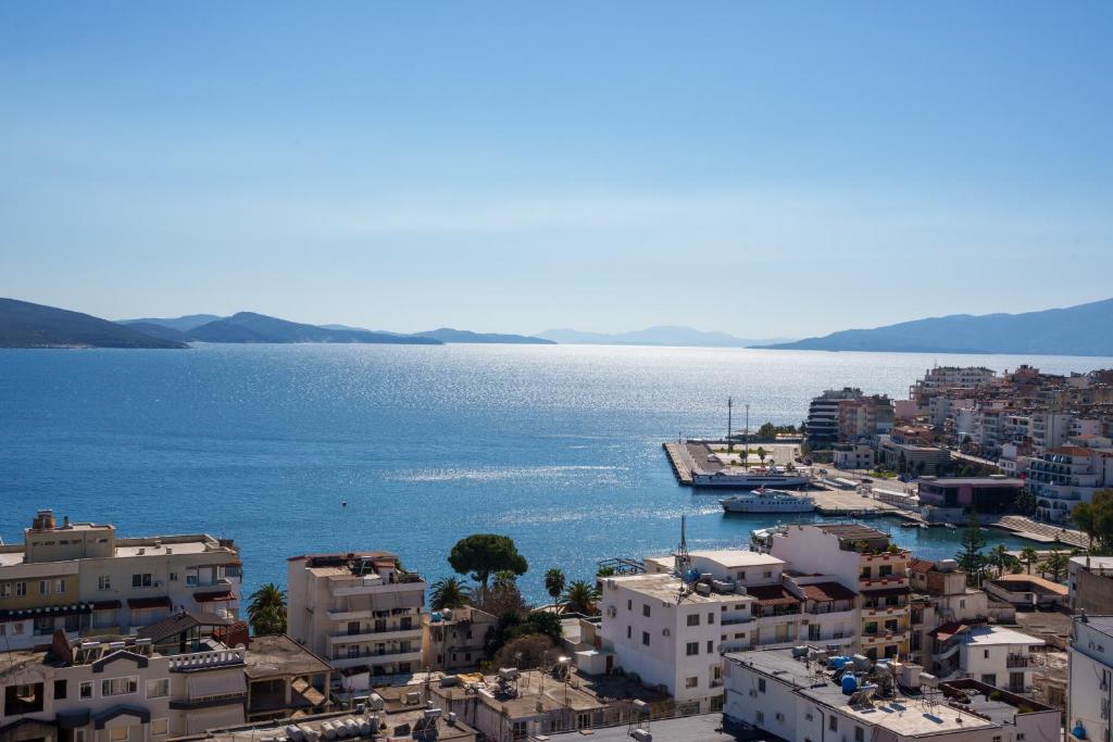 vista su una città e su una cassa d'acqua di emBrace Apartments a Sarandë