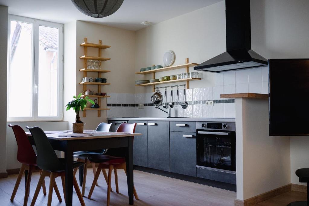 Køkken eller tekøkken på Gite de la Sorgues