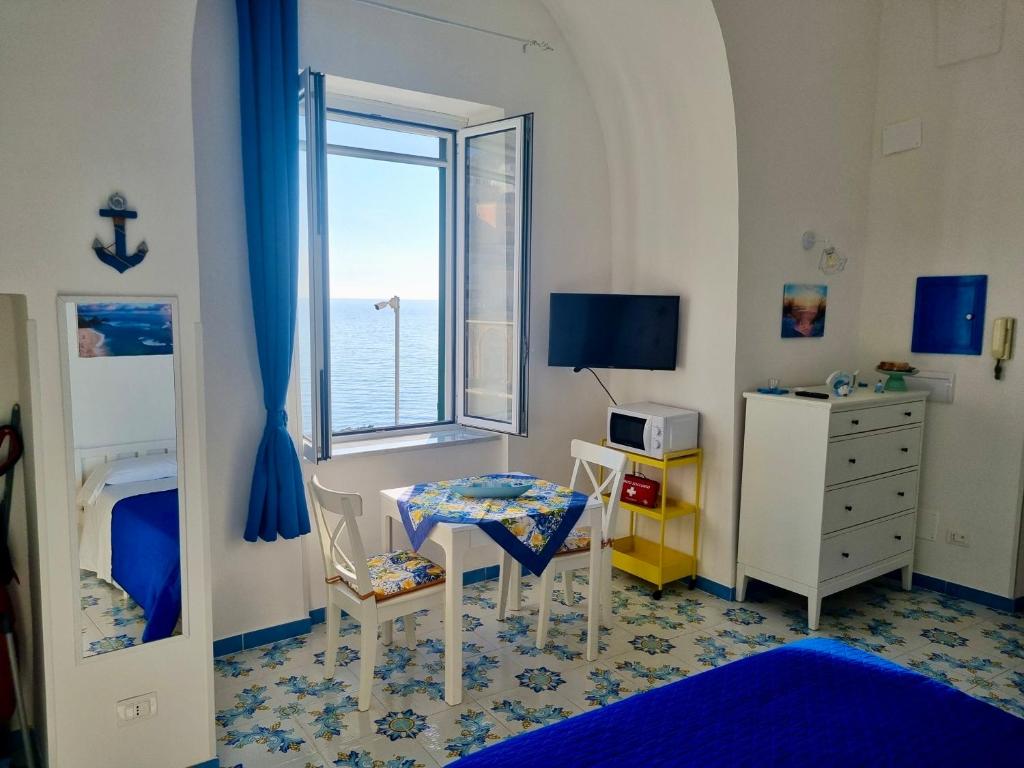 TV a/nebo společenská místnost v ubytování Atrani Mare Fuori appartamento sul mare