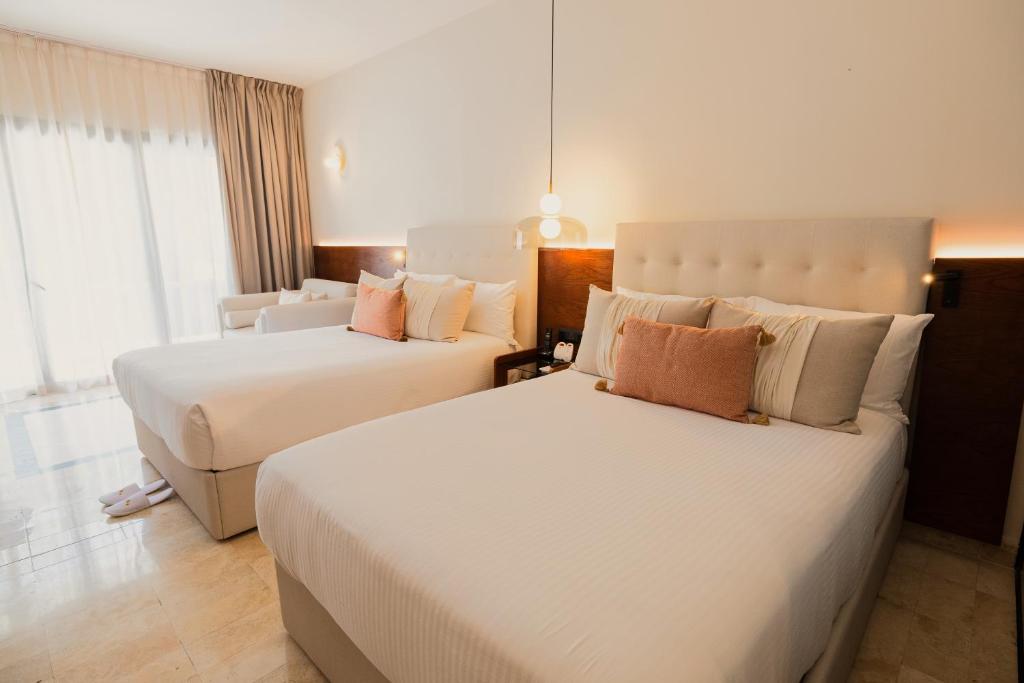 Family Selection at Grand Palladium Kantenah Resort & Spa - All Inclusive - Junior Suite Swim-Up