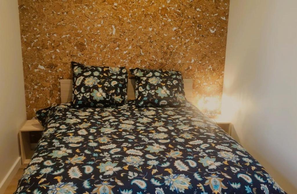 Appartements - Halles Brauhauban Tarbes客房内的一张或多张床位