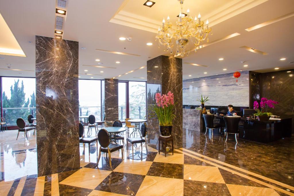 a lobby of a hotel with a chandelier at Shui Sha Lian Hotel in Yuchi