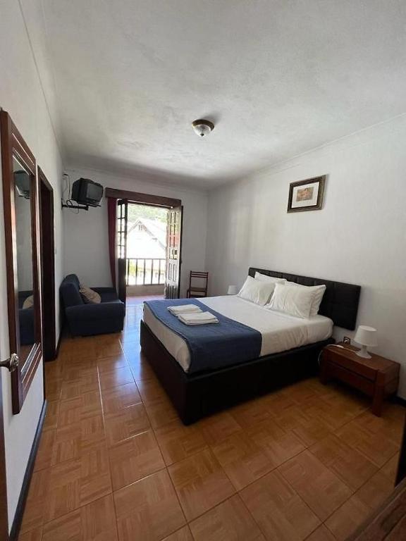 Postel nebo postele na pokoji v ubytování Serrana Gerês Inn