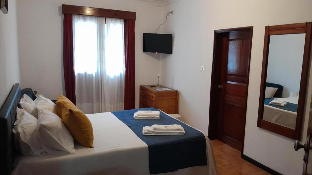 Postel nebo postele na pokoji v ubytování Serrana Gerês Inn