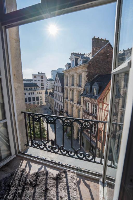 une vue d'une ville depuis un balcon dans l'établissement charming city center flat, à Rouen