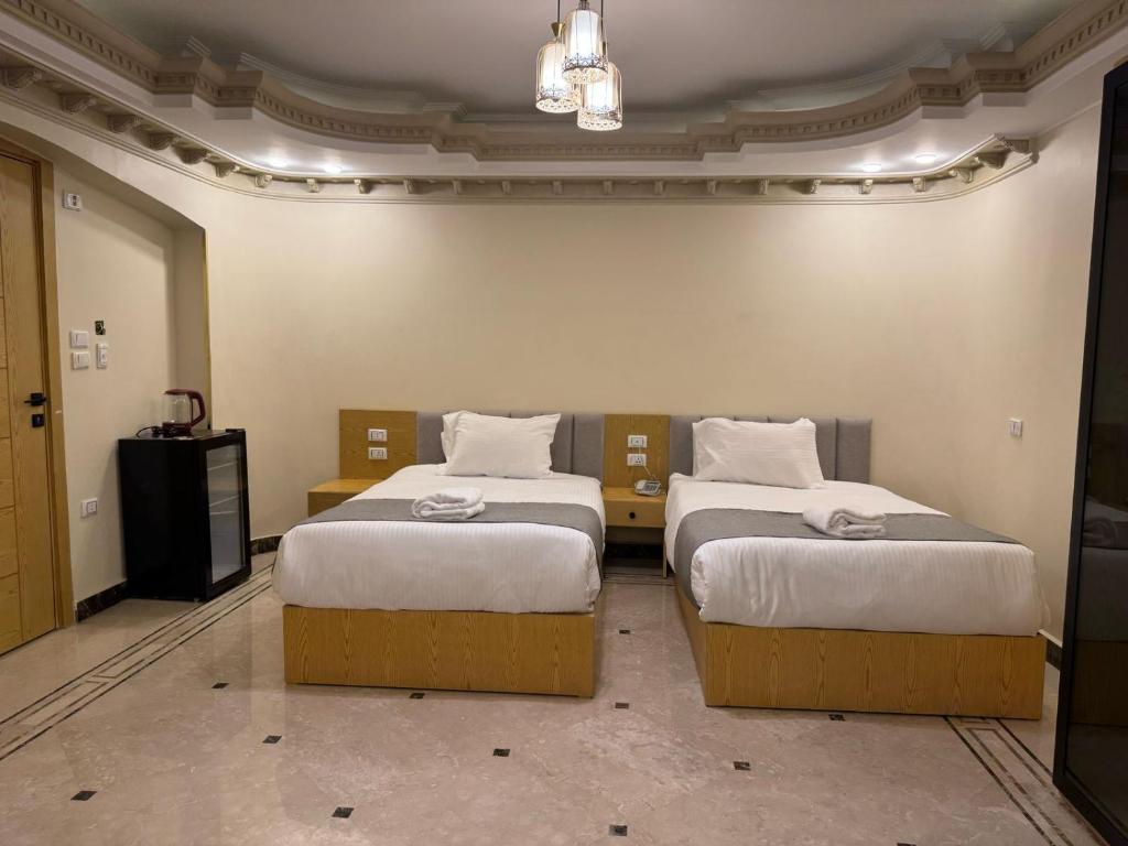 Postel nebo postele na pokoji v ubytování Dyafa Pyramids Hotel & Spa