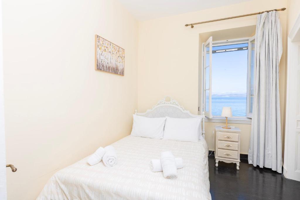 Posteľ alebo postele v izbe v ubytovaní Angiolina Sea View Apartment