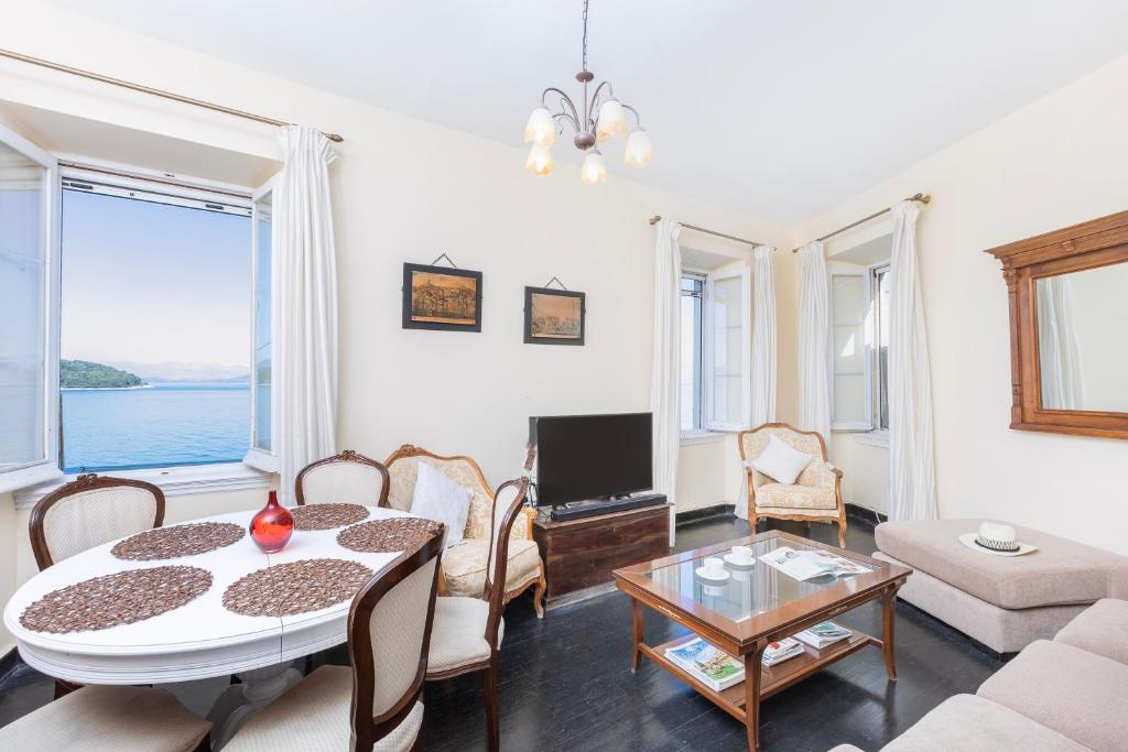 Televízia a/alebo spoločenská miestnosť v ubytovaní Angiolina Sea View Apartment
