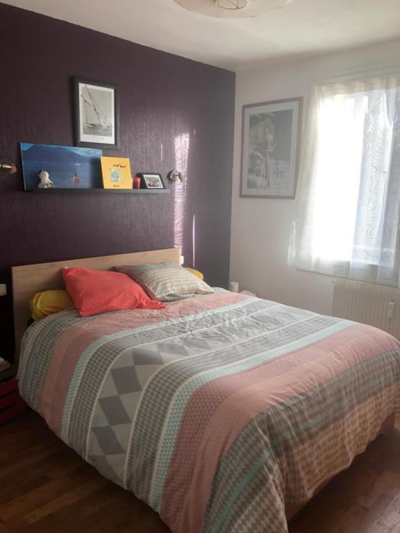 Ένα ή περισσότερα κρεβάτια σε δωμάτιο στο chambre centre ville avec place de parking